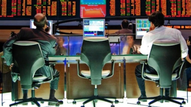 Fitch destaca a Ecuador por su estrategia de financiamiento y mejora su calificación crediticia