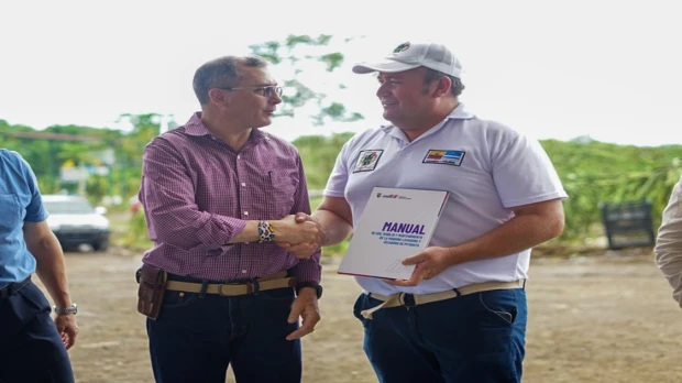 189 productores de pitahaya, de Palora, recibieron maquinarias 