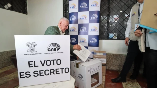 Elecciones Ecuador: La jornada electoral arranca con el 'Voto en Casa'