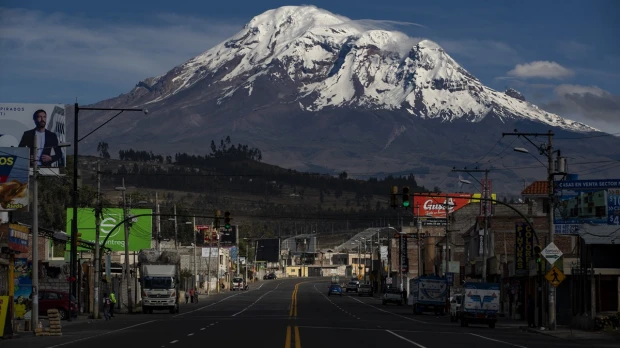 Ministerio alerta sobre alto riesgo de avalancha en volcán ecuatoriano Chimborazo
