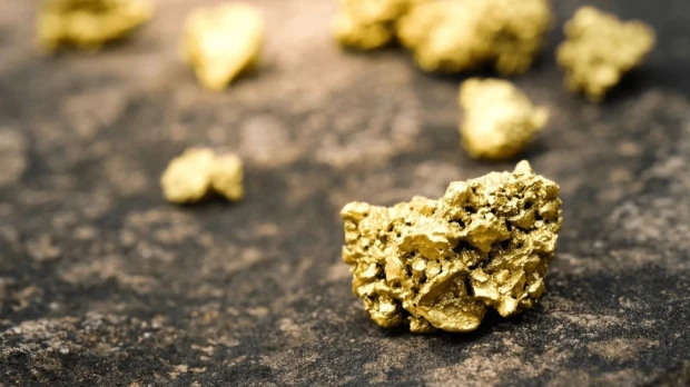 Oro alcanza los USD 4.338 impulsado por demanda de refugio y debilidad del dólar