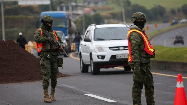 Las autoridades investigan 2 explosiones en puentes