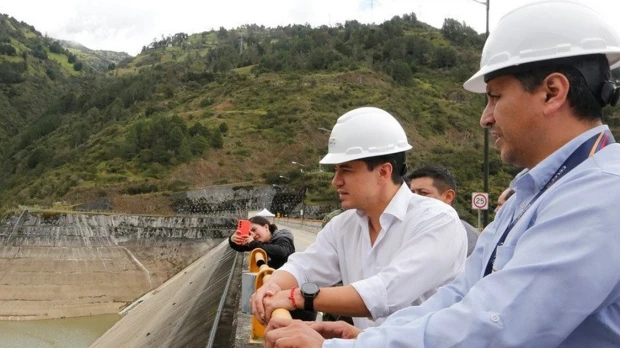 Noboa inspeccionó la central hidroeléctrica Mazar