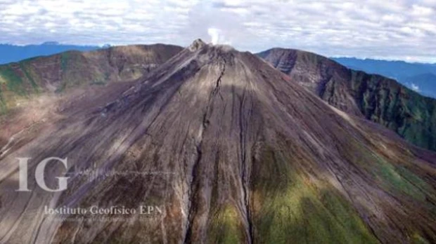 La actividad del volcán Reventador sigue alta y con emisiones de ceniza