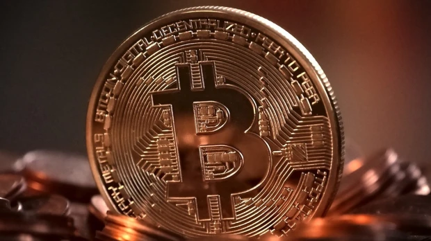 Bitcoin cae por debajo de US$65 000 por la incertidumbre sobre aranceles en EE.UU.