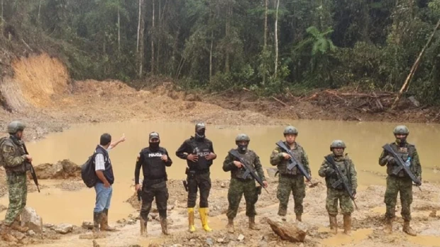 Las Fuerzas Armadas luchan contra la minería ilegal en la Amazonía