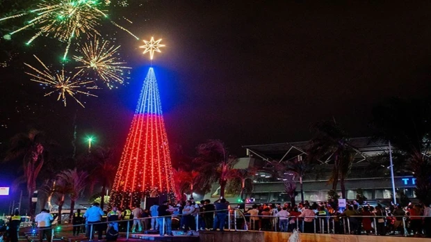 Terminal de Guayaquil se iluminó con árbol de Navidad de 20 metros