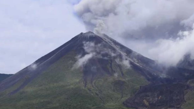 Emisiones de ceniza a alturas mayores a 600 metros en volcán Reventador