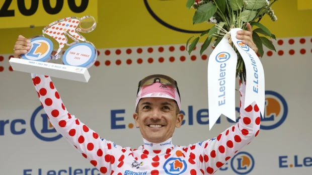 Carapaz conquista el techo del Tour y mañana saldrá con el maillot de la montaña