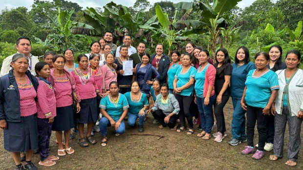 Reconocen oficialmente a parteras ancestrales en la Amazonía ecuatoriana