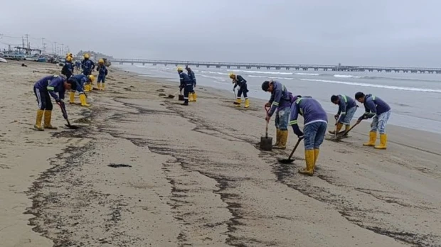 Santa Elena: Un derrame de petróleo provocó el cierre de playa