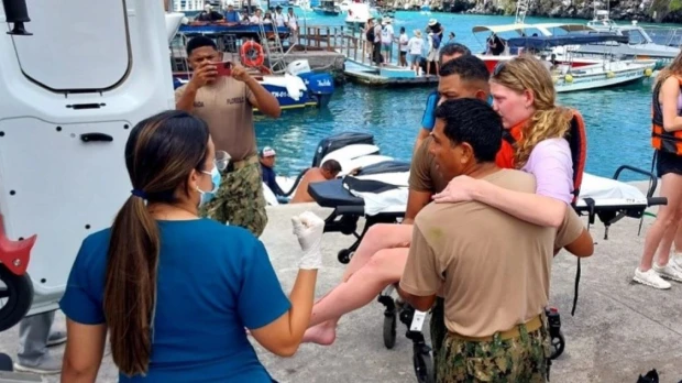 28 personas fueron rescatadas tras naufragio de embarcación turística en Galápagos