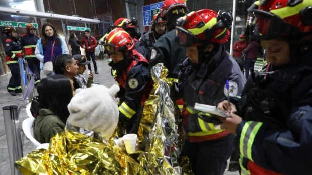 Bomberos rescataron a personas atrapadas en el teleférico de Quito