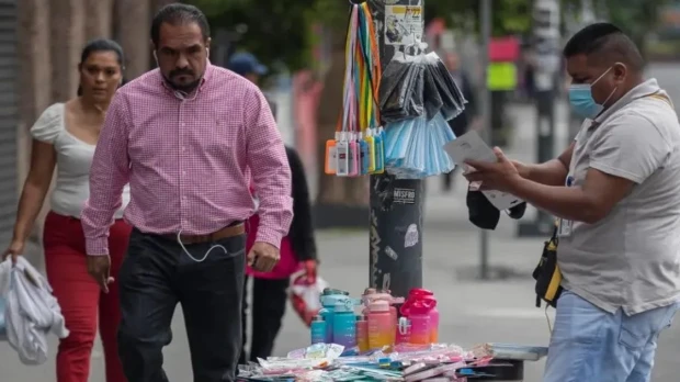 53 de cada 100 trabajadores en Ecuador están en la informalidad