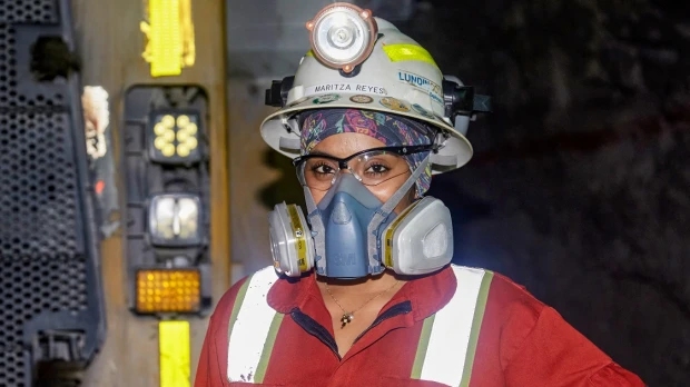 Maritza Reyes, una de las pocas mujeres que operan maquinaria minera pesada en Suramérica
