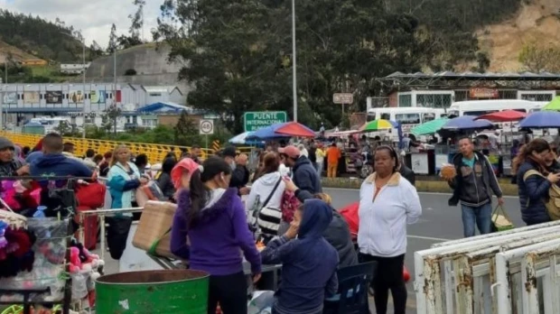 Ecuador refuerza controles por fiebre amarilla en Colombia 