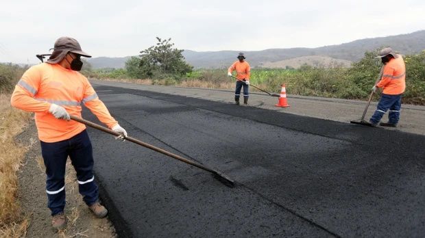Noboa supervisó la rehabilitación de la vía Manta-Rocafuerte 