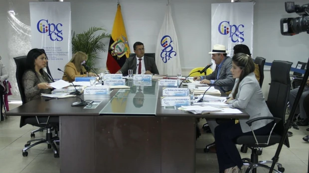 5 miembros piden renuncia del presidente del CPCCS