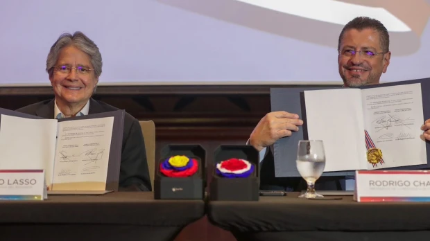Presidente de Costa Rica firma un acuerdo comercial con Ecuador para su entrada en vigor