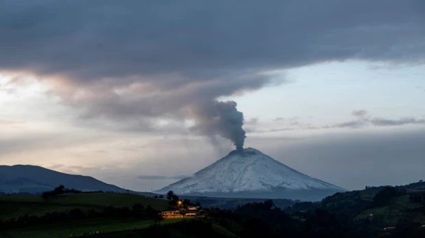 El volcán ecuatoriano Cotopaxi emana una columna de vapor de 1.300 metros
