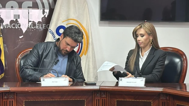 Daniel Noboa y Luisa González lideran encuesta presidencial