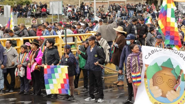 Indígenas colombianos protestan en la frontera con Ecuador por la destrucción de puentes