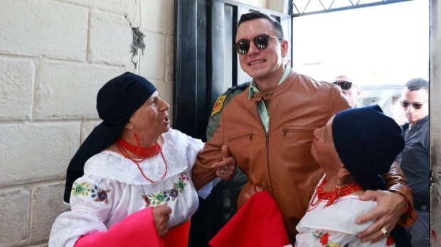 Noboa adelanta el décimo tercer sueldo en medio del paro nacional