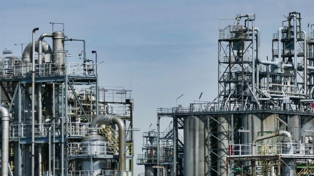 La AIE planea liberar reservas récord de petróleo ante el aumento de precios por conflicto en Irán