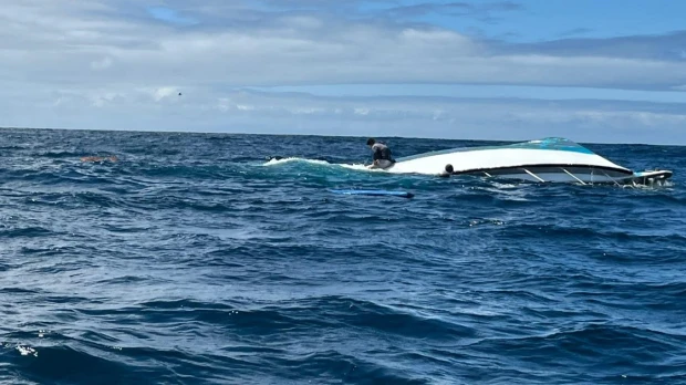 29 personas fueron rescatadas tras naufragio de un bote en Galápagos