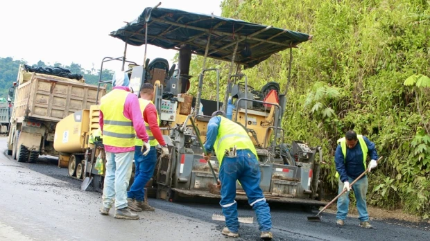 El asfaltado en la vía Paquisha-Nuevo Quito-Conguime avanza