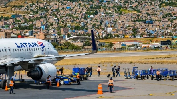 Perú impulsa nuevas rutas aéreas para conectar la Amazonía, la costa y Cuenca