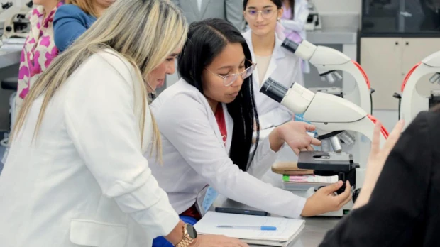Ecuador busca acreditar sus carreras médicas bajo estándares que pide Argentina