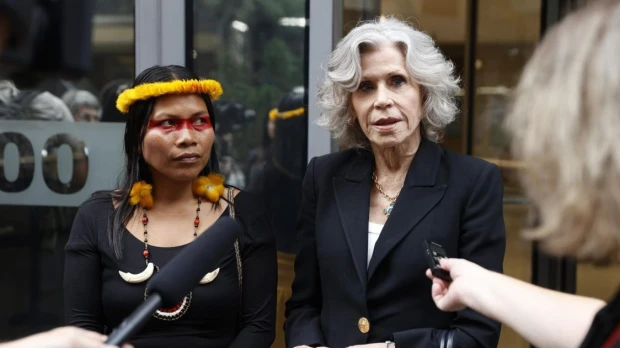 Jane Fonda y Eugenio Derbez se unen a campaña contra planes petroleros de Ecuador