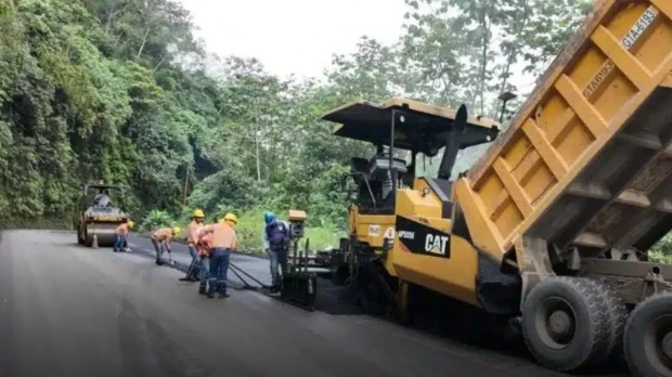 Ecuador acelera obras en la Amazonía con avances en la vía E45 y un plan de 140 viviendas subsidiadas