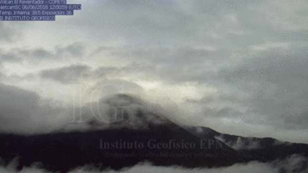 Técnicos divisan flujo de lava desde el volcán Reventador