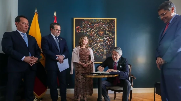 El escritor nicaragüense Sergio Ramírez recibe en Madrid la nacionalidad ecuatoriana