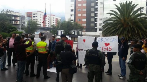 Masivo rechazo por la  actuación de la seguridad turca con grupo de mujeres