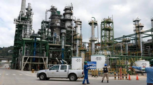 Escándalo por vídeo de bailarina semidesnuda en la Refinería de Esmeraldas
