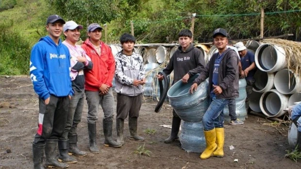 19 familias en Ecuador impulsan energía limpia que financia conservación 