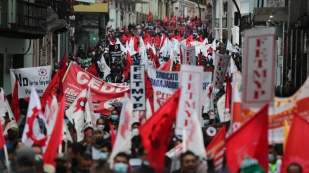 Sindicatos convocan manifestaciones contra despidos de 5.000 funcionarios 