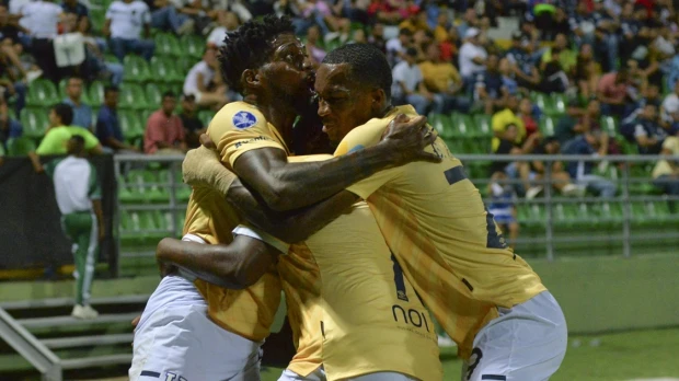 U. Católica ganó en Colombia y es puntero en la Sudamericana