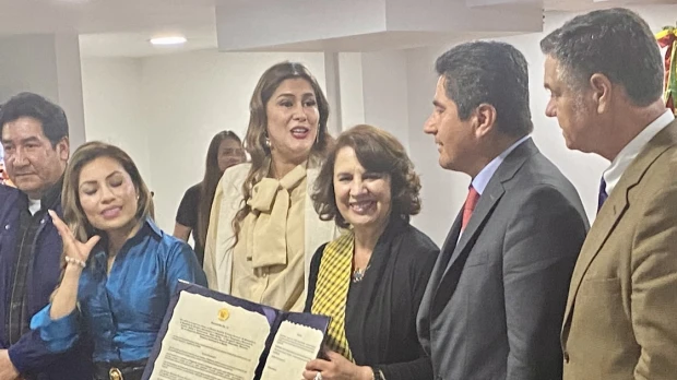 El Parlamento Andino condecora a Rosalía Arteaga