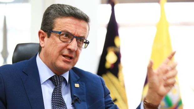 "Lo que corresponde es la extradición" de Correa, dice procurador Íñigo Salvador