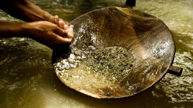 Perú promulga controvertida ley que prorroga formalización de pequeña minería
