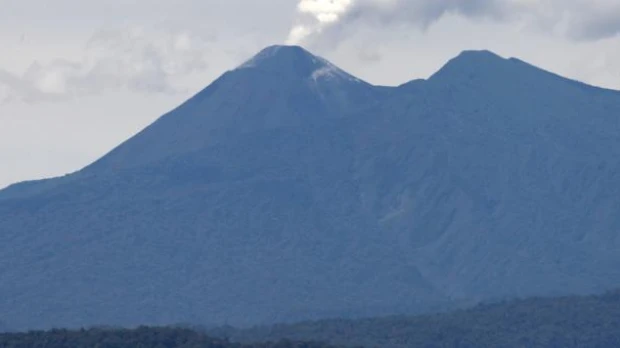 Geofísico registra emisiones y bloques incandescentes en el volcán Reventador