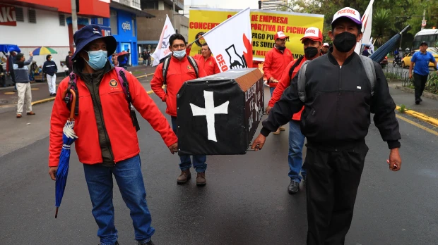 Cientos de trabajadores marchan en Quito