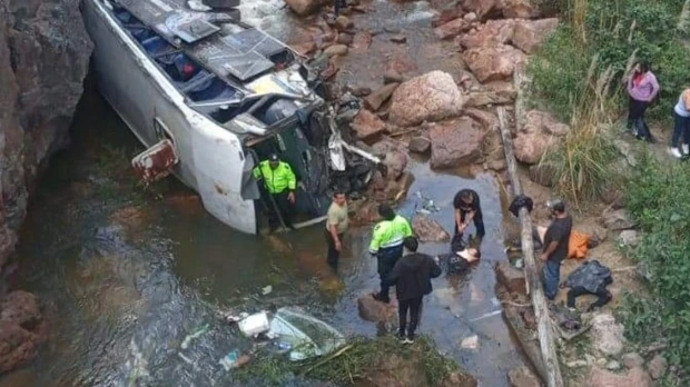 Accidente de bus dejó 4 muertos en el límite de Azuay y Loja