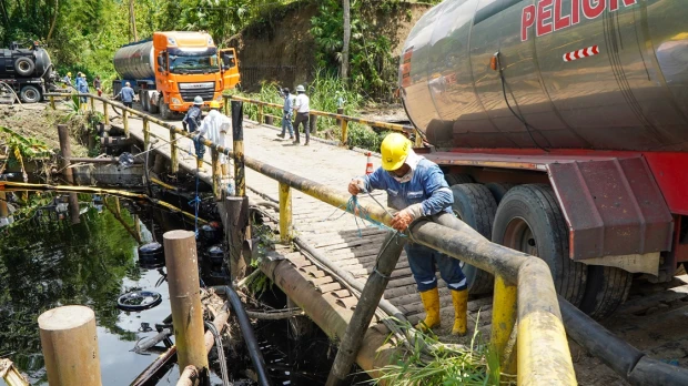 Derrame de petróleo en Esmeraldas amenaza con llegar a Colombia