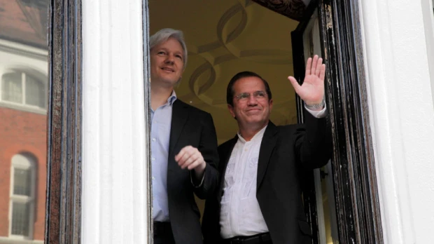 Assange usó la Embajada de Ecuador como centro de espionaje, dice reporte de CNN 