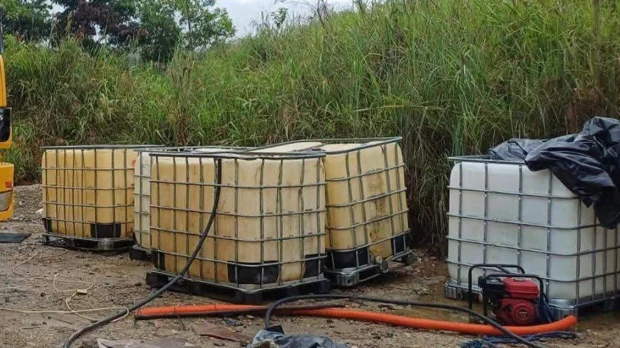 Golpe a la minería ilegal en Zamora Chinchipe: decomisan 3.600 galones de combustible